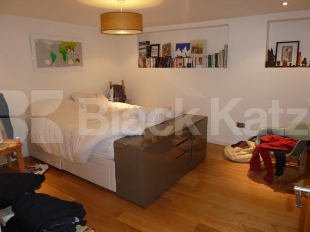 			An absolutely stunning apartment !!!, 2 Bedroom, 1 bath, 1 reception Flat			 Penton Street, ANGEL, ISLINGTON